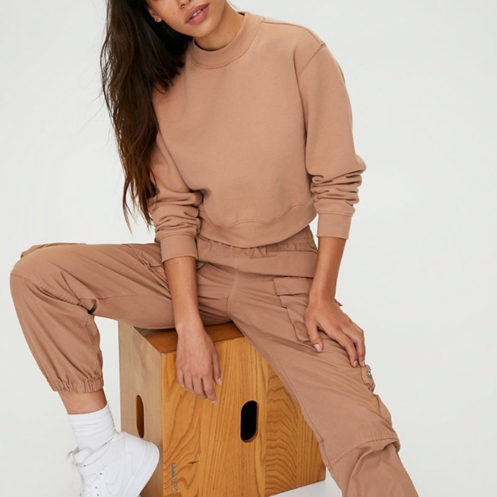 Aritzia TNA Cozy Fleece Perfect Raglan Sweatshirt Tan Brown size XS